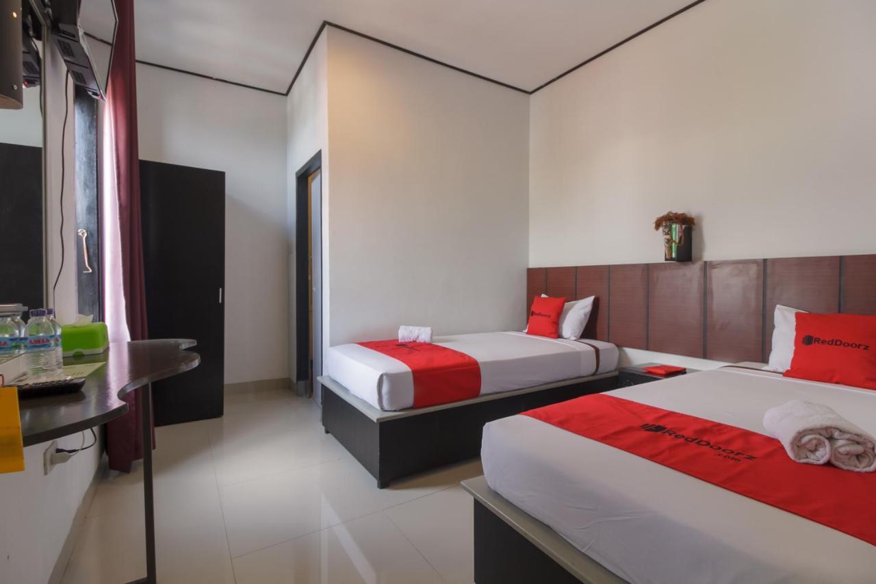 Reddoorz Near Jalan Sudirman Padang Hotell Eksteriør bilde